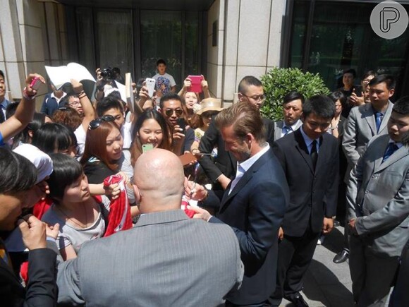 David Beckham chegou a atender alguns fãs na porta do hotel que está hospedado antes de ir ao evento que aconteceu o tumulto