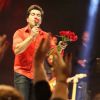 Daniel distribuiu rosas para fãs em show em Porto Alegre, Rio Grande do Sul, no último domingo, 5 de julho de 2015