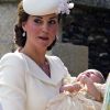 Kate Middleton usou conjunto de brinco e cordão 18 quilates no valor de R$ 11 mil para o batizado de sua segunda filha, princesa Charlotte