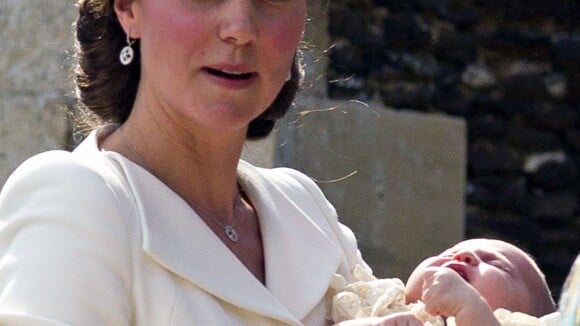 Kate Middleton usa joias no valor de R$ 11 mil no batizado da princesa Charlotte