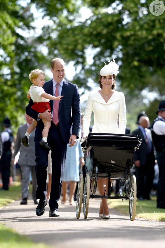 Quem também chamou a atenção no evento foi o príncipe George, filho mais velho de Kate Middleton e do príncipe William. O primogênito usou shortinho vermelho e blusa branca com bordados da tradicional grife britânica Rachel Riley