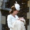 Kate Middleton usou conjunto de brinco e cordão 18 quilates no valor de R$ 11 mil para o batizado de sua segunda filha, princesa Charlotte