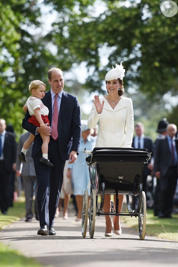 Kate Middleton acenou para os fotógrafos enquanto caminhava ao lado do marido, príncipe William, e do primogênito, príncipe George