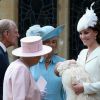 Kate Middleton e príncipe William confraternizaram com a chefe da monarquia britânica, Rainha Elizabeth II. Ao lado deles estavam também o príncipe Charles e sua esposa, duquesa Camila de Cornwall