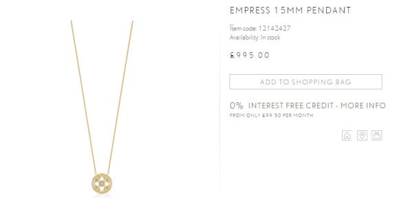 O cordão usado por Kate Middleton no batizado da princesa Charlotte custa 995 libras (aproximadamente R$ 4.870) e são da grife Mappin & Webb