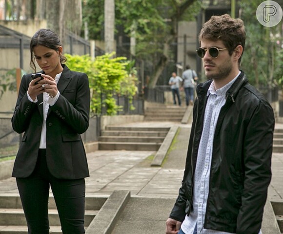 Bruna Marquezine conferiu as mensagens em seu smartphone antes de gravar cena da novela 'I Love Paraisópolis' no zoológico do Rio de Janeiro