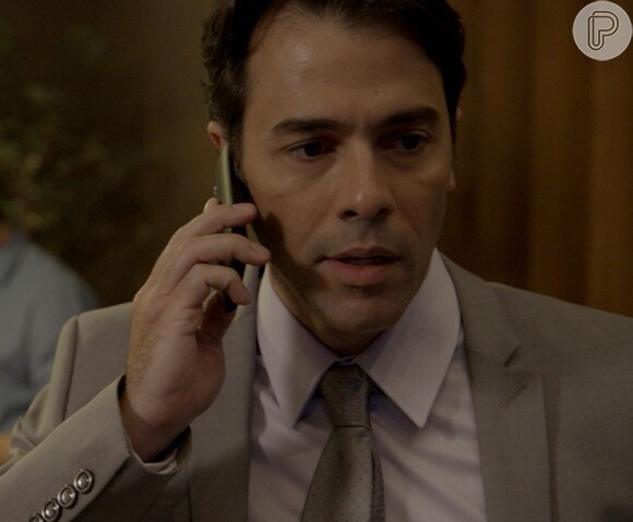 Ivan (Marcello Melo Jr.) vai ligar Sérgio (Cláudio Lins) e chamá-lo para uma roda de samba na novela 'Babilônia'