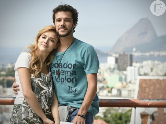Júlia (Isabelle Drummond) e Pedro (Jayme Matarazzo) se reencontram após alguns meses e ficam juntos, no final da novela 'Sete Vidas'