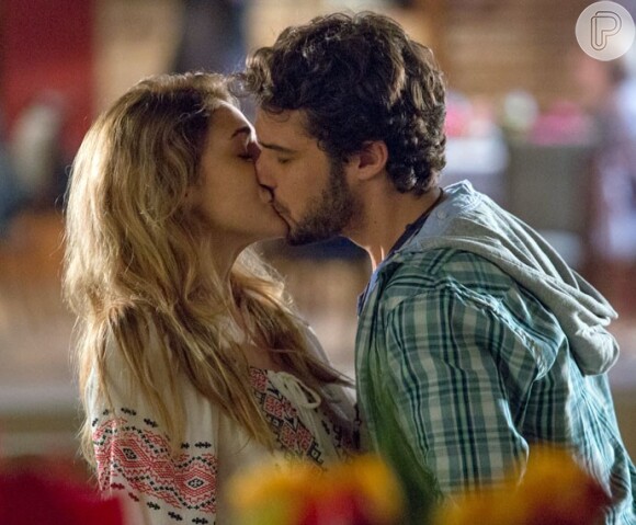 Pedro (Jayme Matarazzo) se declara e beija Júlia (Isabelle Drummond), na novela 'Sete Vidas'