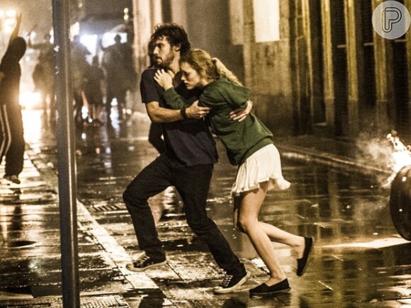 Júlia (Isabelle Drummond) e Pedro (Jayme Matarazzo) se conheceram durante um protesto de rua, no primeiro capítulo da novela 'Sete Vidas'