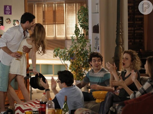 Júlia (Isabelle Drummond) e Felipe (Michel Noher) assumem o namoro na frente dos irmãos e de Pedro (Jayme Matarazzo), na novela 'Sete Vidas'