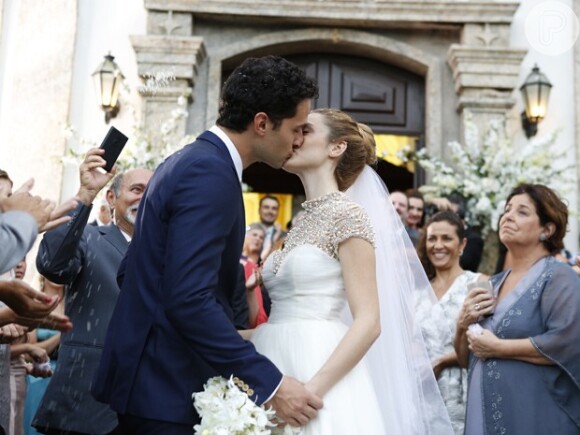 Júlia (Isabelle Drummond) se casou com Edgard (Fernando Belo) para esquecer Pedro (Jayme Matarazzo), na novela 'Sete Vidas'