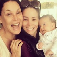 Filha caçula de Carolina Ferraz ganha visita de Danielle Winits: 'In love'