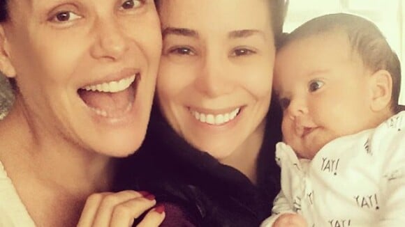 Filha caçula de Carolina Ferraz ganha visita de Danielle Winits: 'In love'