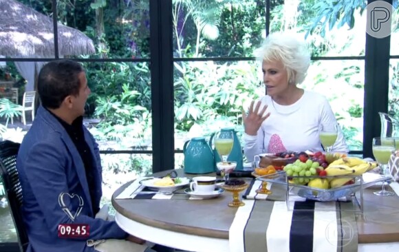 Ana Maria Braga usou pijama para entrevistar Eri Johnson no 'Mais Você' desta terça-feira, 7 de julho de 2015