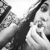 Momentos antes de publicar a foto exibindo barrigada chapada, Débora Nascimento postou uma foto em que aparece comendo Pastel de Belém, tradicional sobremesa portuguesa: 'Alguém se acabou em pastel de Belém. Posso pedir o terceiro? Já engordei, mas não estou nem aí'