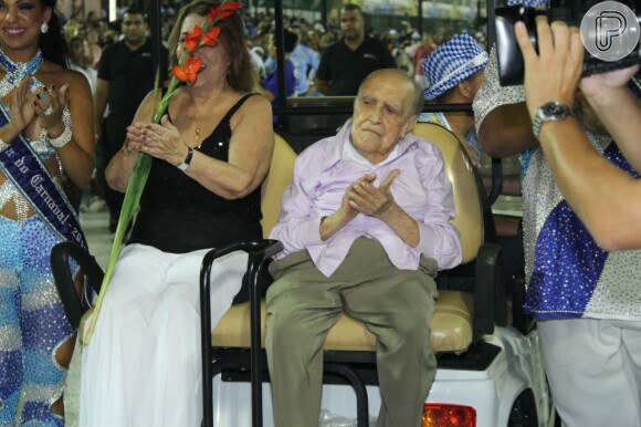 Oscar Niemeyer e a mulher no ensaio técnico da Beija-flor em fevereiro de 2012