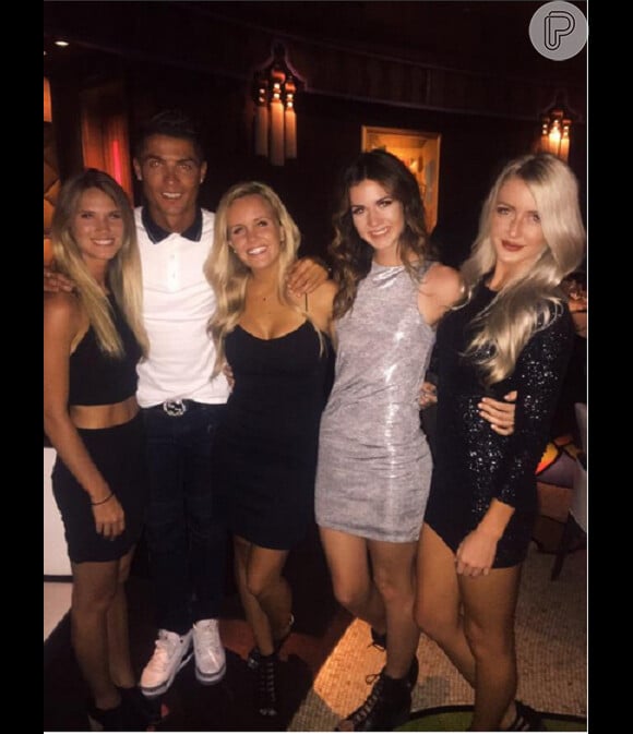 O jogador Cristiano Ronaldo levou a dona do aparelho para jantar com suas amigas em um hotel de Las Vegas. A jovem postou o acontecimento em sua rede social, Instagram