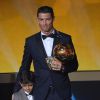 O jogador Cristiano Ronaldo ganhou pela terceira vez consecutiva o prêmio Bola de Ouro da Fifa