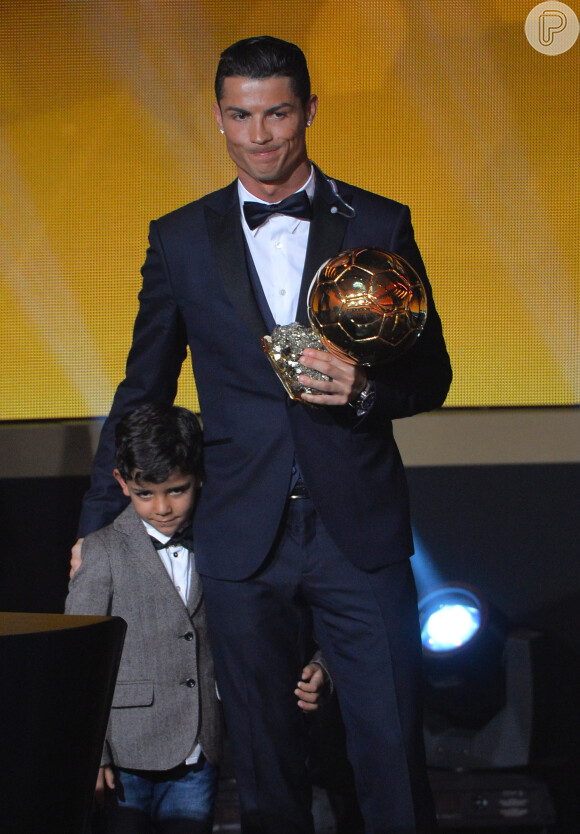 O jogador Cristiano Ronaldo ganhou pela terceira vez consecutiva o prêmio Bola de Ouro da Fifa