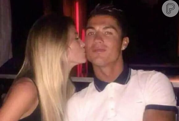 Uma das amigas de Ausin aproveitou para tirar uma casquinha do jogador Cristiano Ronaldo