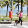 Sophie Charlotte levou seu cachorrinho para passear na orla do Rio de Janeiro nesta terça-feira, 7 de julho de 2015