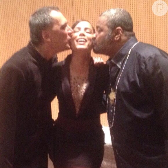 Anitta ganha beijo de Arnaldo Antunes e Arlindo Cruz nos bastidores do show do trio