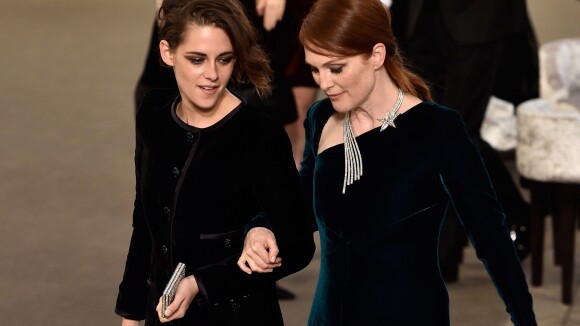 Kristen Stewart e Julianne Moore viram figurantes no desfile da Chanel em Paris