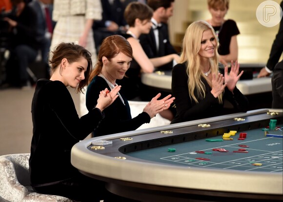 Durante todo o desfile da Chanel, Kristen Stewart e Julianne Moore fingiram apostar em uma mesa de blackjack. Segundo a "Associated Press" as duas arrancaram suspiros da plateia ao aparecerem de surpresa