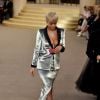 Rita Ora também foi uma das figurantes do cassino da Chanel. A cantora optou por um conjunto de blazer com decote profundo e saia com fenda