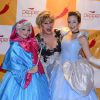 Nany People posou para fotos ao lado de atrizes vestidas de Cinderela e fada