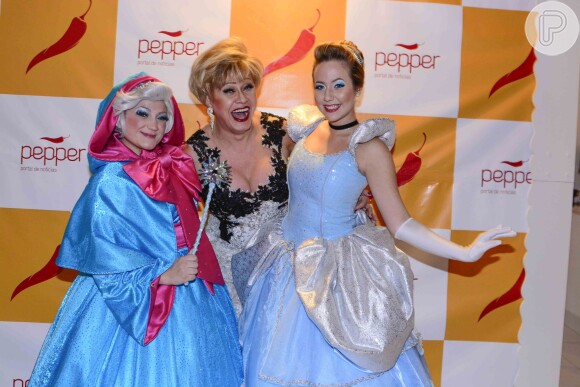 Nany People posou para fotos ao lado de atrizes vestidas de Cinderela e fada