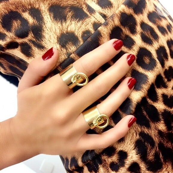 Eliana posa com anéis dourados da marca Exia, que combinaram com as unhas vermelhas da apresentadora