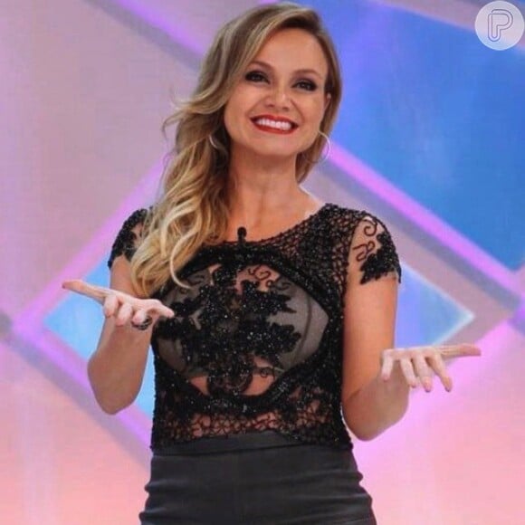 Durante o quadro 'Jogo dos Pontinhos', do 'Programa Sílvio Santos', Eliana vestiu um top preto, transparente, da marca Fabiana Milazzo e saia preta Alphorria