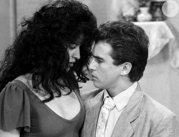 Claudia Raia e Marcos Forta em cena da novela 'Sassaricando' (1987), um dos grandes sucessos da atriz. Na trama, a artista interpretou a feirante Tancinha