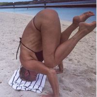 Xuxa se atrapalha ao tentar fazer ioga de biquíni na praia: 'Juro que tentei'
