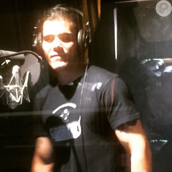 Juliano Cazarré entrou em estúdio para gravar as músicas de seu personagem, o Mc Merlô, na novela 'A Regra do Jogo'