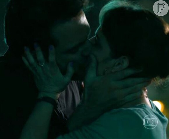 Alex (Rodrigo Lombardi) faz uma declaração de amor para Carolina (Drica Moraes) e ela decide apresentá-lo à filha como seu namorado, na novela 'Verdades Secretas', em 13 de julho de 2015