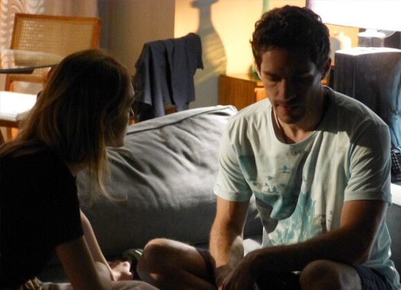 Júlia (Isabelle Drummond) terminou com Felipe (Michel Noher) porque não conseguiu esquecer Pedro (Jayme Matarazzo), na novela 'Sete Vidas'