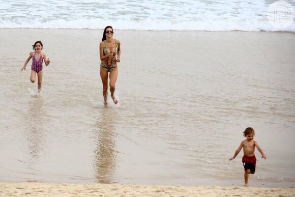 Alessandra brincou na beira da água com os filhos