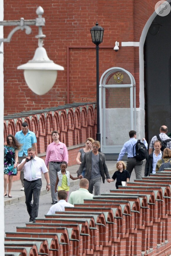 Brad Pitt esteve em Moscou com os filhos, em 21 de junho de 2013. Juntos, eles visotaram o Kremlin
 