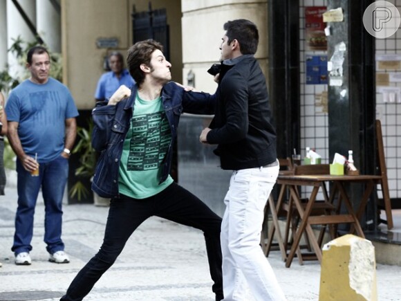 Guto (Bruno Gissoni) arma vingança com vídeo homofóbico contra Rafael (Chay Suede) após levar surra