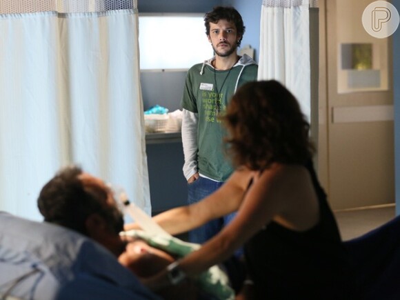 Miguel (Domingos Montagner) fica entre a vida e a morte depois do transplante e Pedro (Jayme Matarazzo) vê Lígia (Debora Bloch) se declarando para ele, na novela 'Sete Vidas'