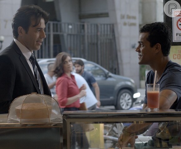 Ivan (Marcello Melo Jr) está flertando com Sérgio (Claudio Lins), na novela 'Babilônia'
