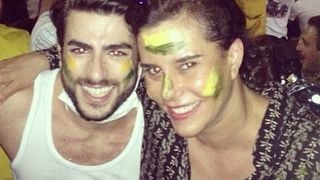 Narcisa Tamborindeguy participa de protesto em frente à casa de Sérgio Cabral