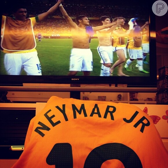 Bruna Marquezine parabeniza o namorado, Neymar, após o jogo do Brasil contra Itália, em 22 de junho de 2013