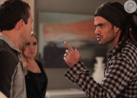 Bruno (Malvino Salvador) e Ninho (Juliano Cazarré) brigam e Paulinha (Klara Castanho) diz que não gosta mais do novo amigo, em 'Amor à Vida', em 1º de julho de 2013