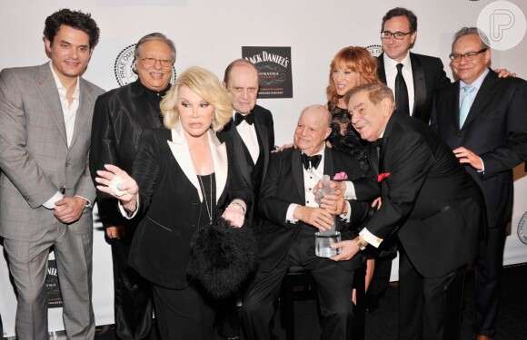 John Mayer posou com Bob Newhart, Joan Rivers, Kathy Griffin, Bob Saget e Lewis Black no tapete vermelho de festa para Donald Jay Rickles em Nova York