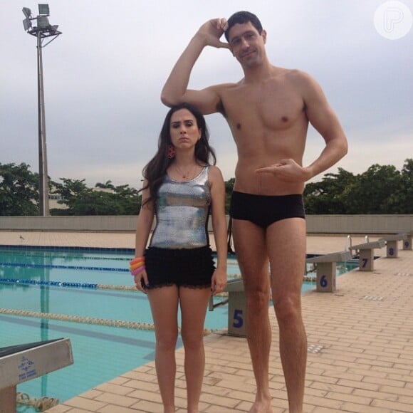 Nem humorada, Tatá Werneck posta foto ao lado do ex-nadador Gustavo Borges e brinca com a diferença de estatura