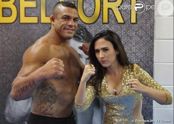 Valdirene (Tatá Werneck) conseguiu entrar no vestiário de Vitor Belfort, em 'Amor à Vida', mas levou um fora do lutador